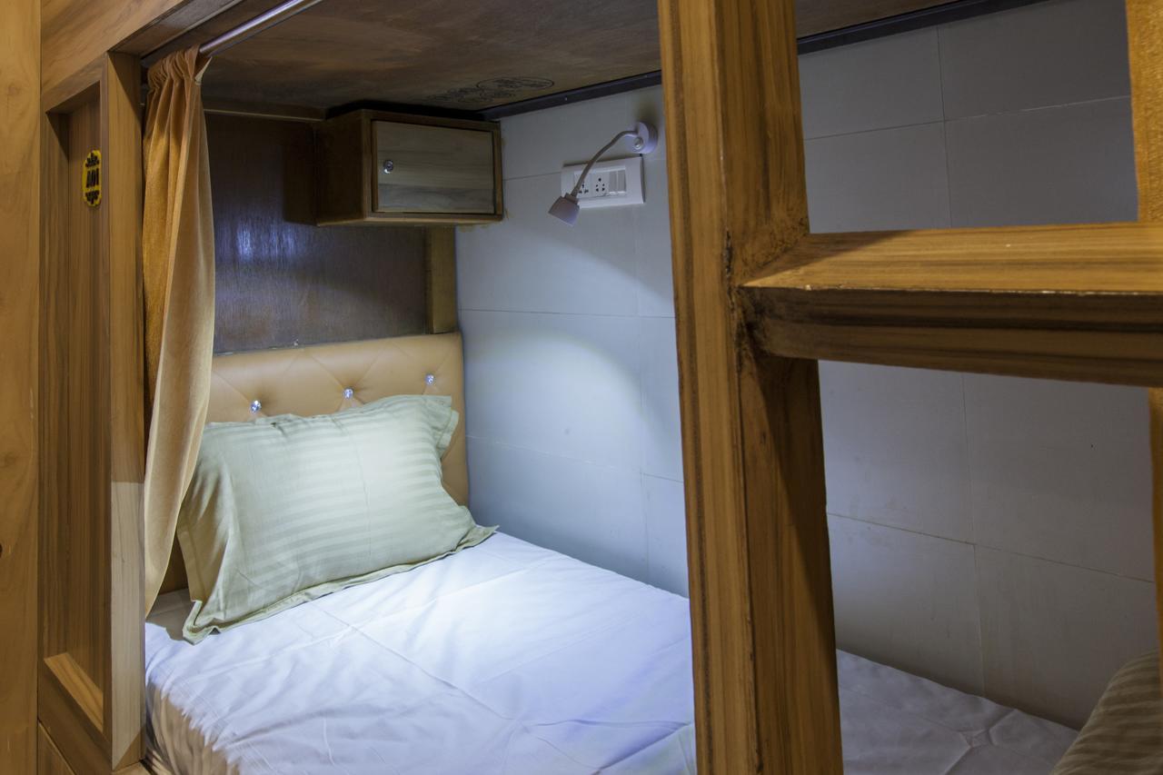 Abza Deluxe Dormitory Mumbai Exterior photo