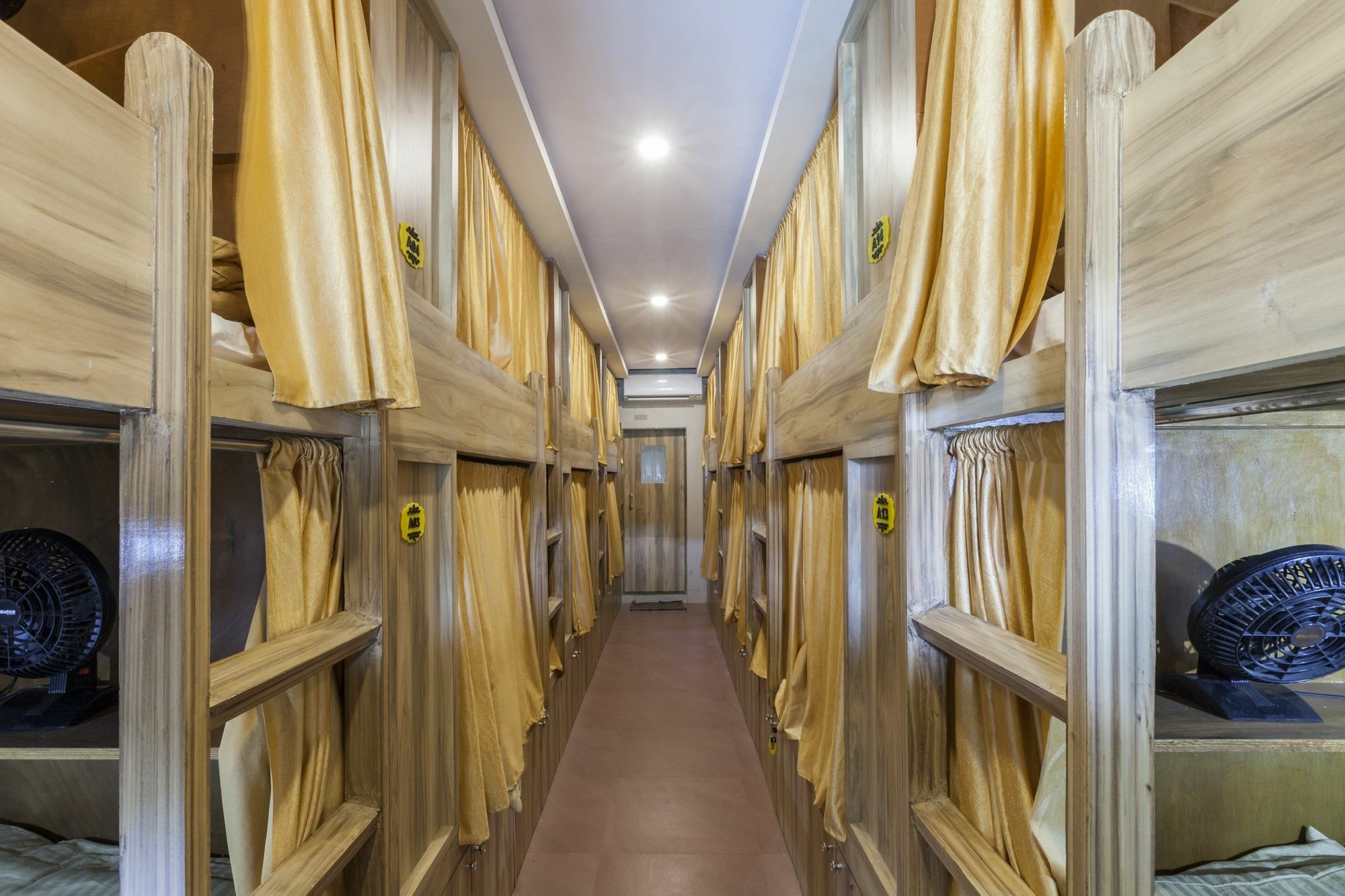 Abza Deluxe Dormitory Mumbai Exterior photo